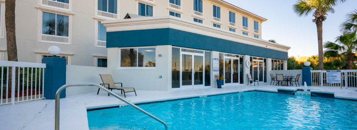 summarplace swimming pool suite