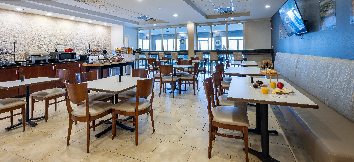SummerPlace Breakfast Bar Dining Area