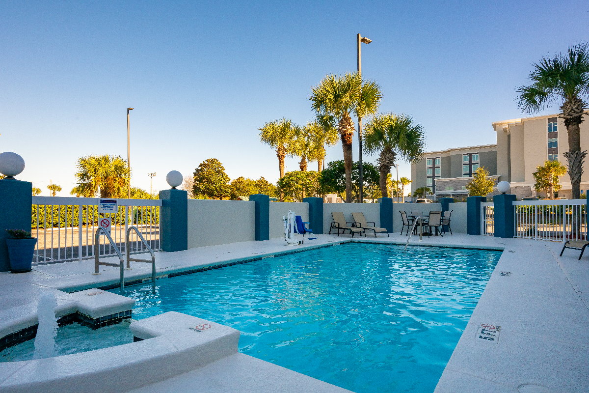 Summerplace Inn Pool and fountain